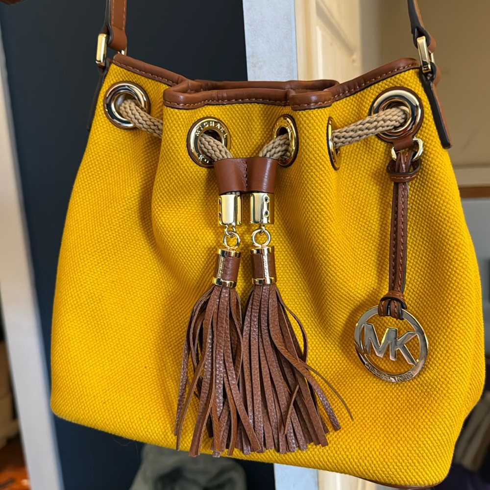 Michael kors bucket bag